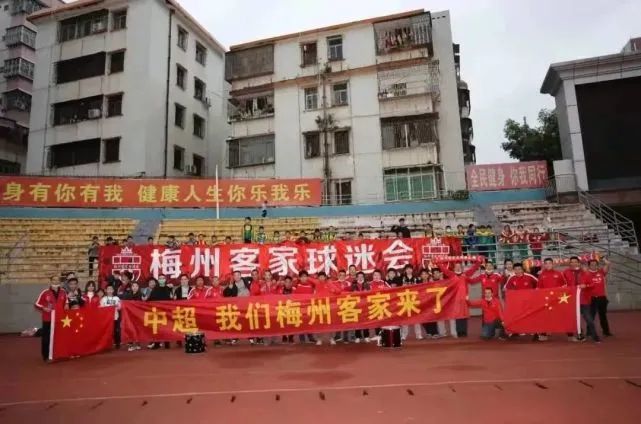 一碰手就湿的她