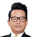 被两个男人按住吃奶好爽